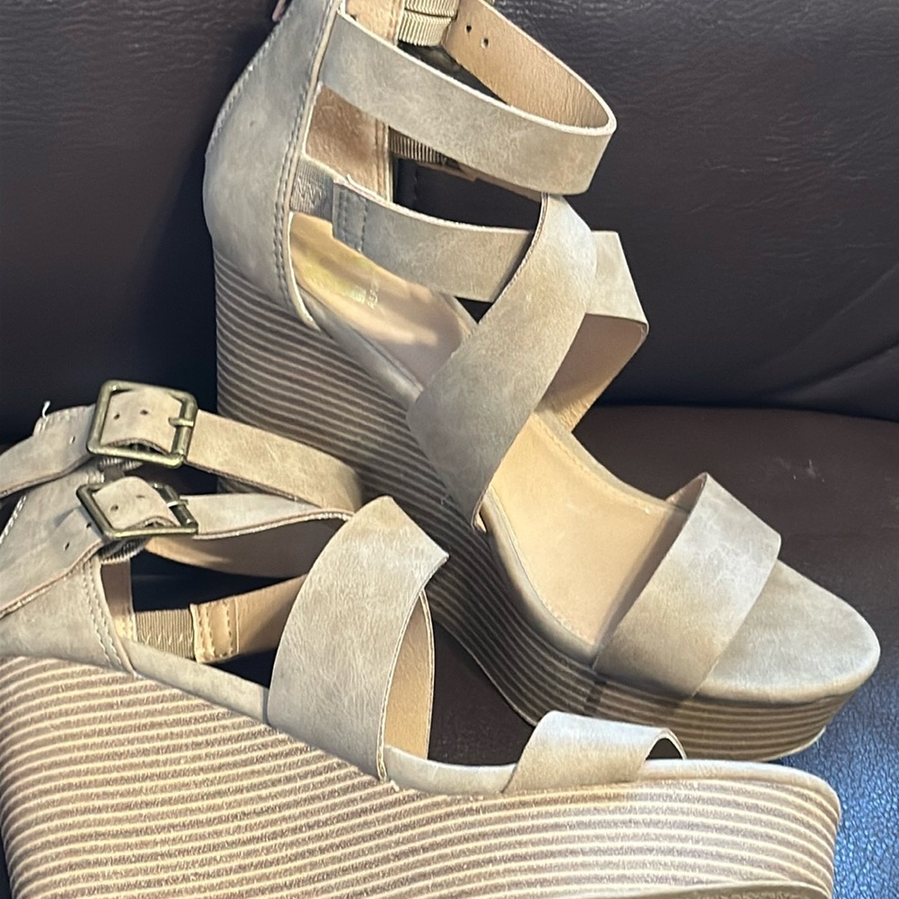 6.5 Report tan wedges - strappy, zipper & buckles, boho minimalist